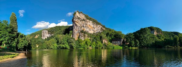 Comment organiser un séjour en Dordogne avec des visites de grottes préhistoriques et des ateliers de peinture rupestre ?